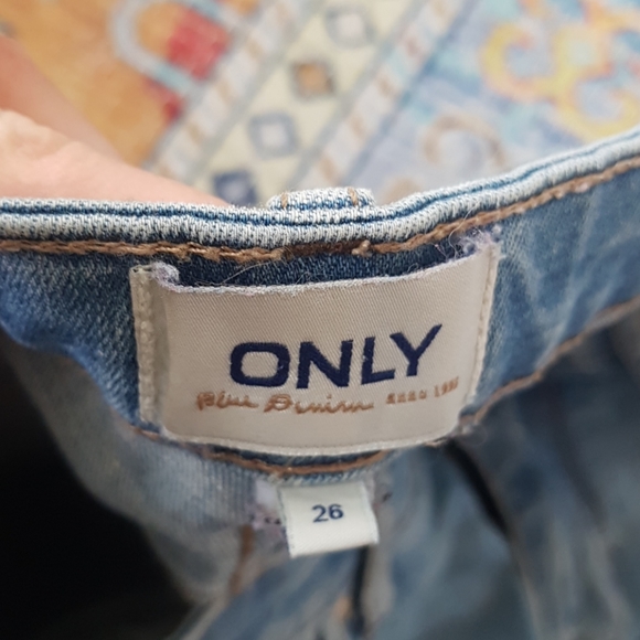 Embroidered Flower Jeans - Picture 4 of 8